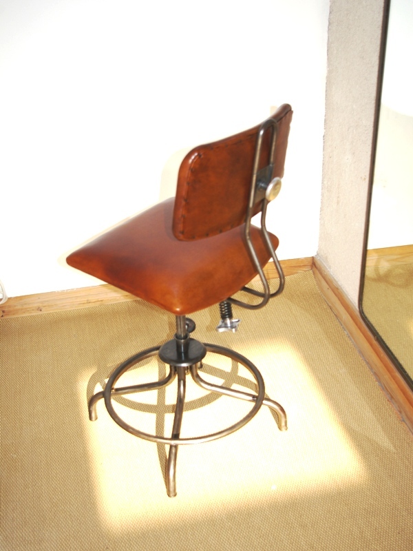 chaise d'atelier en mtal et cuir.jpg